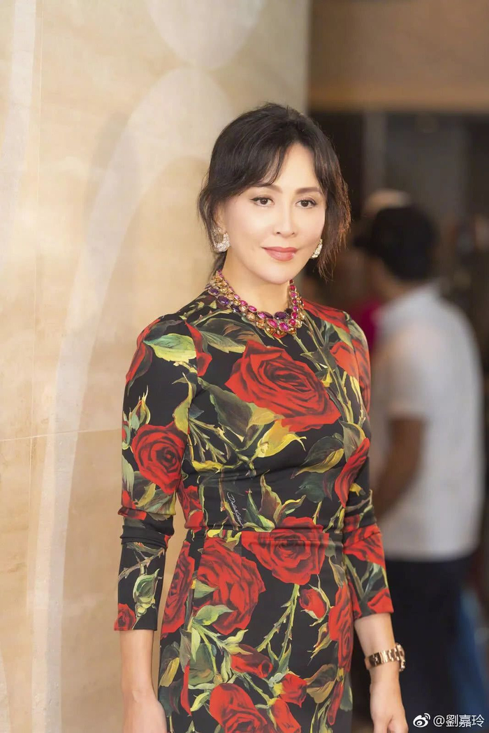 刘嘉玲胸怀宽广不记仇，现身曝其艳照杂志午宴，打扮惊艳心情大好|_新浪娱乐_新浪新闻