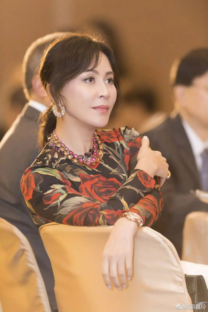 刘嘉玲胸怀宽广不记仇，现身曝其艳照杂志午宴，打扮惊艳心情大好|_新浪娱乐_新浪新闻