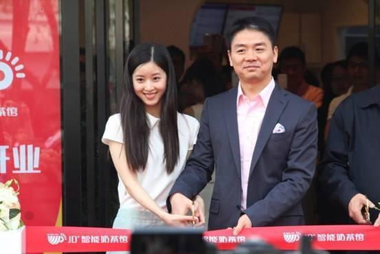 刘强东说不知道妻子漂不漂亮, 看了两位前任的照片我信了