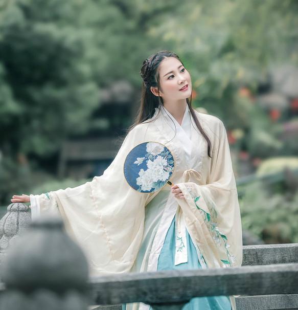 赵露思穿蜜蜂装跳扫腿舞了