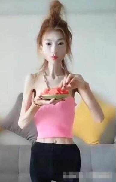 被称为“骷髅女王”,堪称全网最瘦女孩,网友:小姐姐营养不良吧