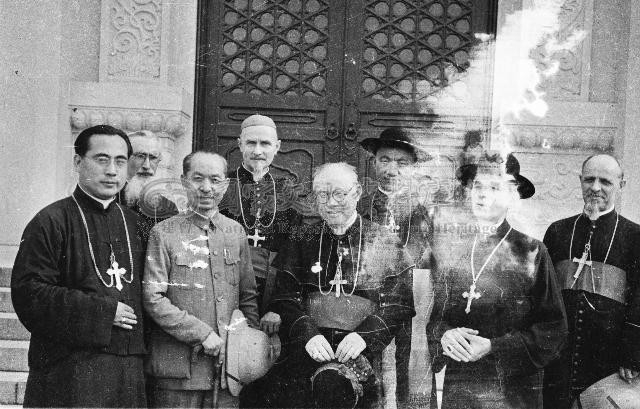 民國35年6月28日,田耕莘主教謁中山陵
