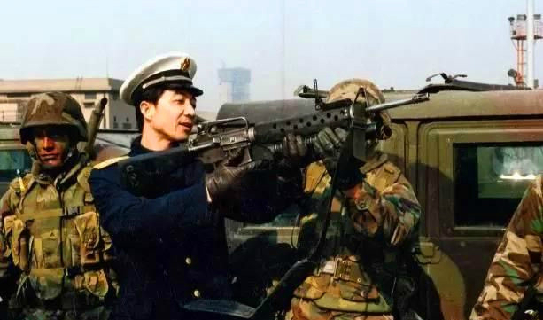 罕见老照片，图2是年轻时拿枪的张召忠，图6是民国首席刽子手