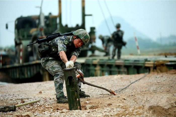 在解放军部队里面,工兵真的只是负责排雷的吗?|布雷|工兵|排雷|兵种|部队_新浪新闻