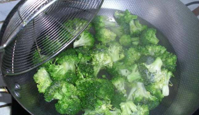 大厨做菜时都要事先焯水，原来还有这些讲究
