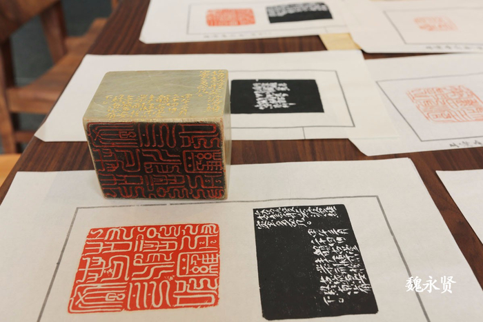 西安小伙业余时间爱篆刻 享受汉字立体美