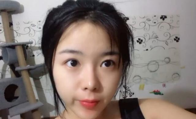 小姐姐外号“长舌妇”, 当她舌头慢慢伸出来时, 网友: 受不了