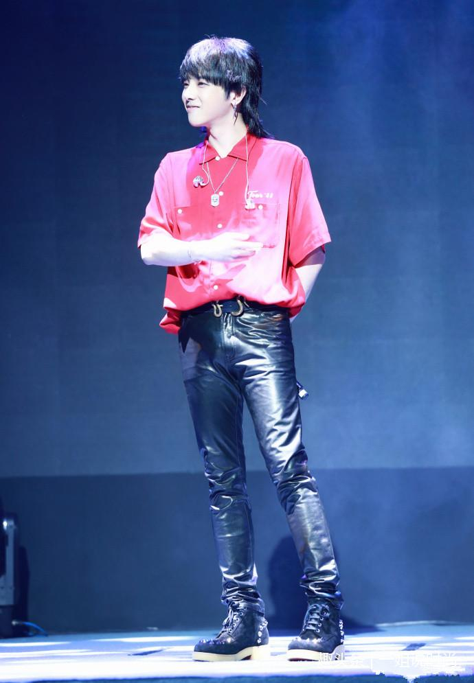 华晨宇现身某活动,红色短袖配黑色皮裤好时髦,每一面,都真实!