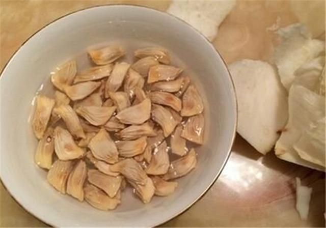 养花高手把“柚子籽”埋到盆中,3天就能发芽,1月后就成了新盆栽