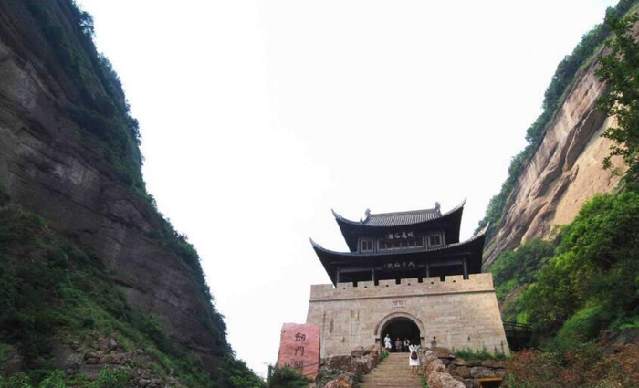 剑门关道路幽静, 空气清新, 景区自然风光不错