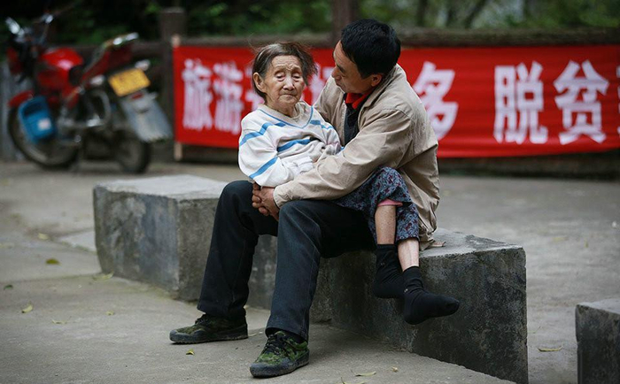 镜头记录子女与他们的老母亲, 孝顺不需要等待_新浪新闻