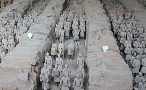 战国秦军士兵上战场时袒胸赤膊,无视命运生死
