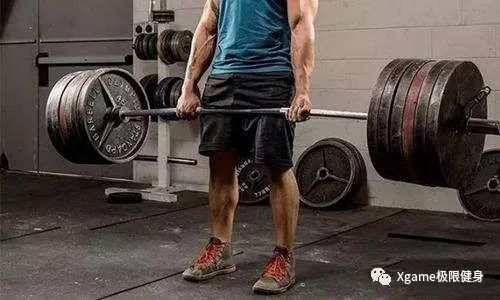 但如果换成1.25kg的杠铃片，每次加2.5公斤