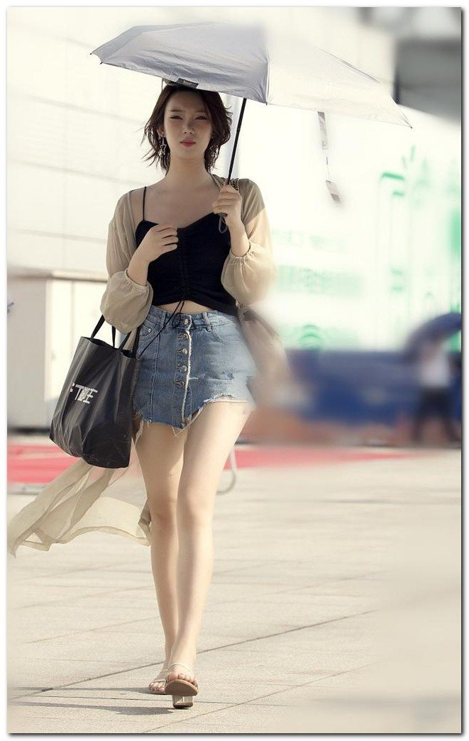 街拍:步行街热闹非凡,八张美女令人难忘,谁最漂亮全由你来说