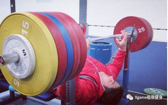 目前，他的卧推PR已经达到了311公斤