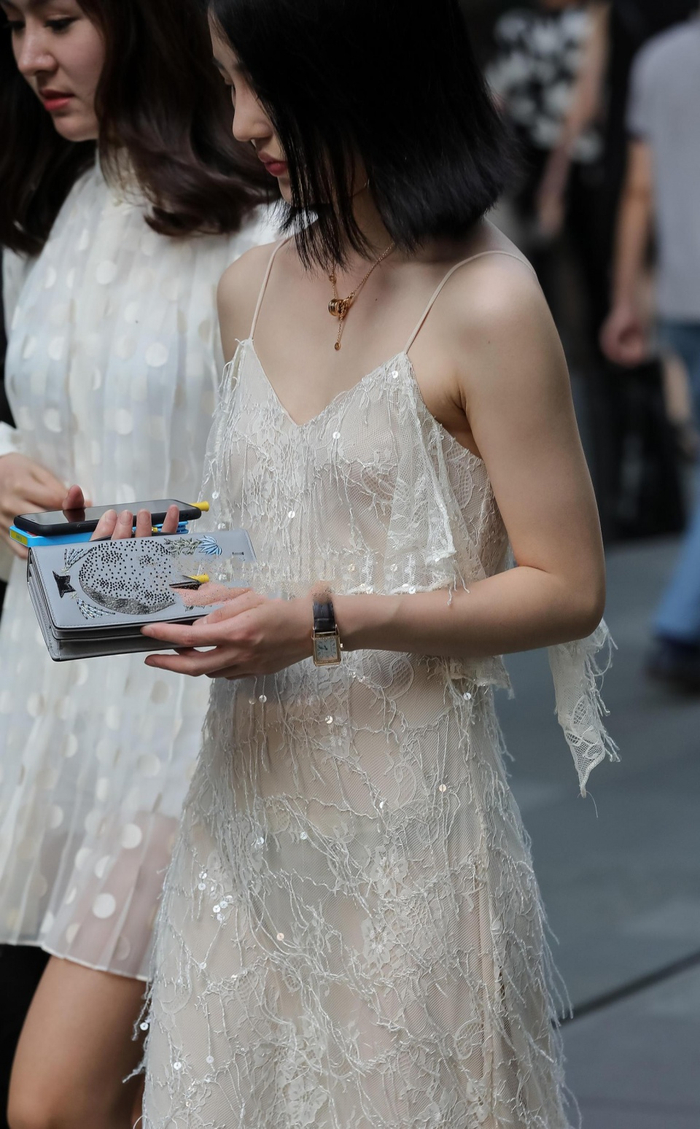 街拍美女两个婴儿肥小姐姐一起出街薄纱吊带连衣裙很有风味