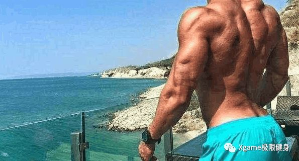 虽然没有女生那么巨大，但短小精干，结实有力