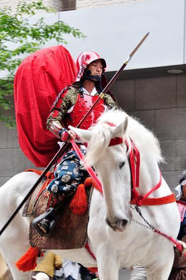 为何日本女人背个“小枕头”,武士则背个大包袱?
