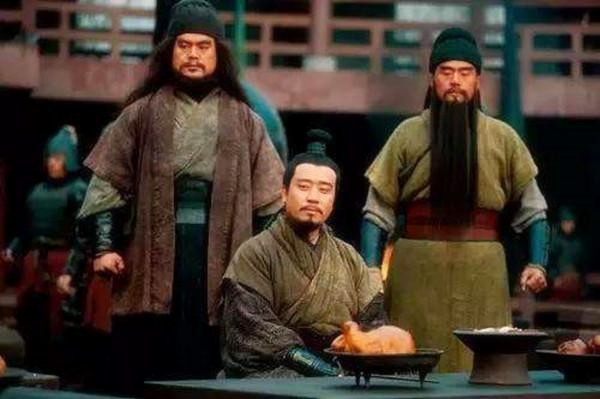 同是刘备的兄弟,为什么诸葛亮要亲张飞而远关羽?|诸葛亮|关羽|张飞_新浪新闻