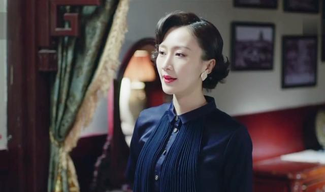 洪芸是元坤的养女,达华旅社的老板,也是一名地下工作者,扮演者是王鑫