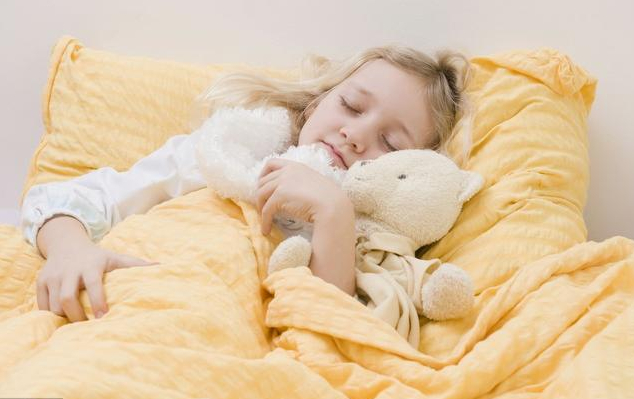 夏天宝宝睡觉需盖被子吗?其实不少宝妈都做错了!