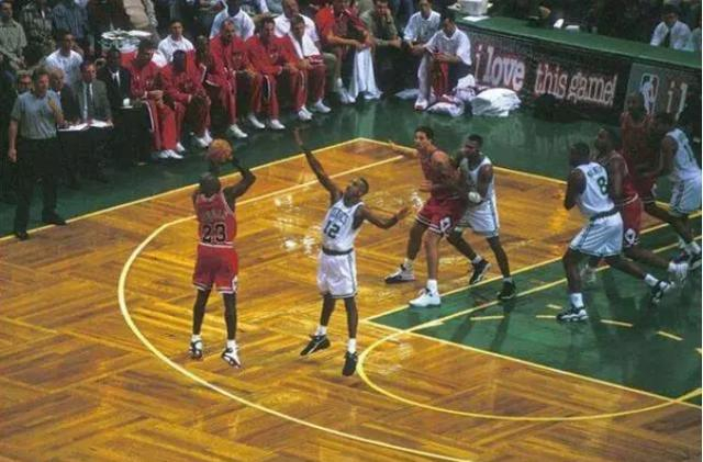 刷新篮球三观!NBA最神奇十幅图:后仰盖帽、封盖队友、预判抢断