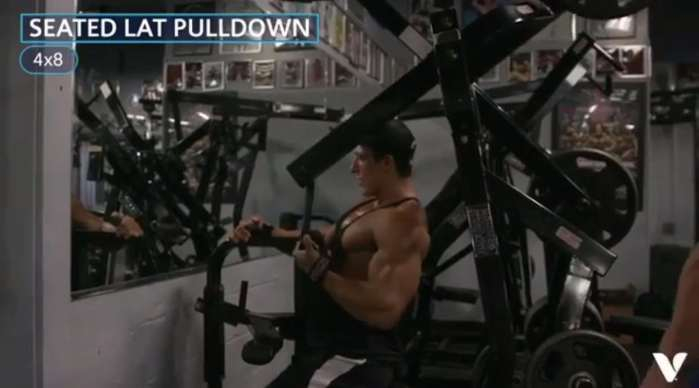 坐姿器械划船，针对背阔肌下部进行锻炼