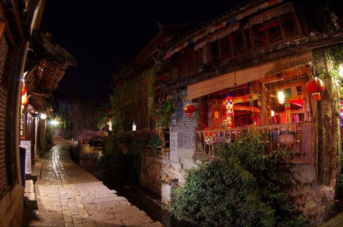 夜静酷暑已半消,繁星坦然笑寂悄
