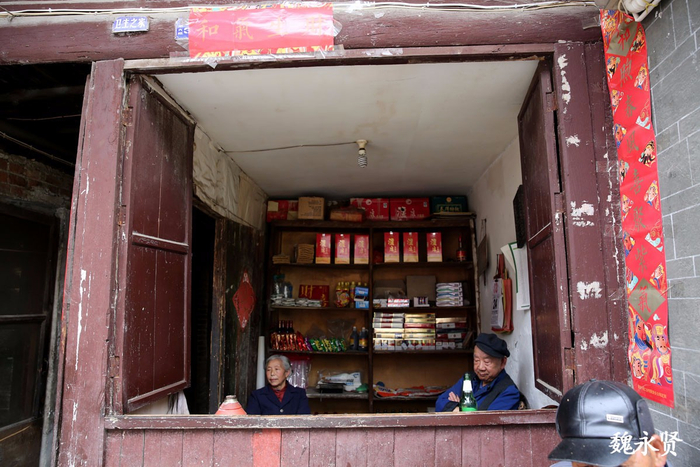 小城老街老夫老妻开老店 只图天天相守