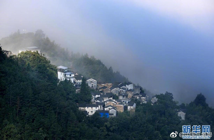 9月2日,皖南黄山石潭古村落雨后呈现云海景观。当日早晨