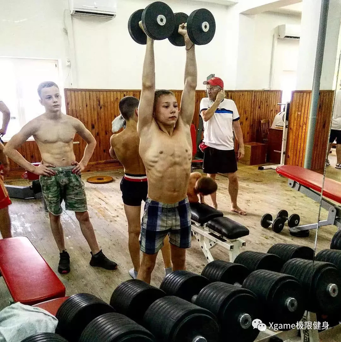 还有各种针对体操进行的专项训练，比如下面这个“千脚观音”