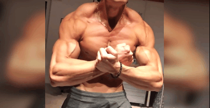 今天就来带大家走进，体脂4%肌肉男的世界