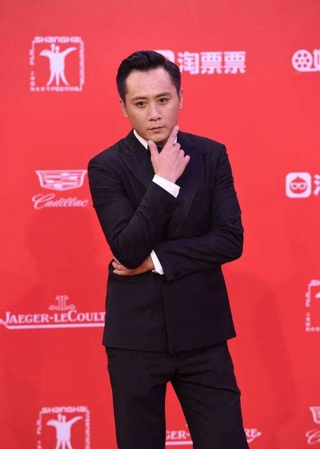 刘烨晒儿子诺一同款照片，网友：继承了老爸完美基因！|刘烨|老爸|儿子_新浪新闻