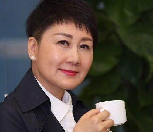 本部作品中的刘慧芳是一个仁慈孝敬的女人,出生于一个知识分子家庭