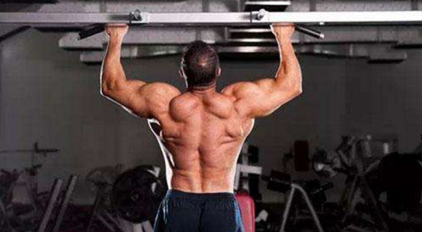 动作一：大重量哑铃划船