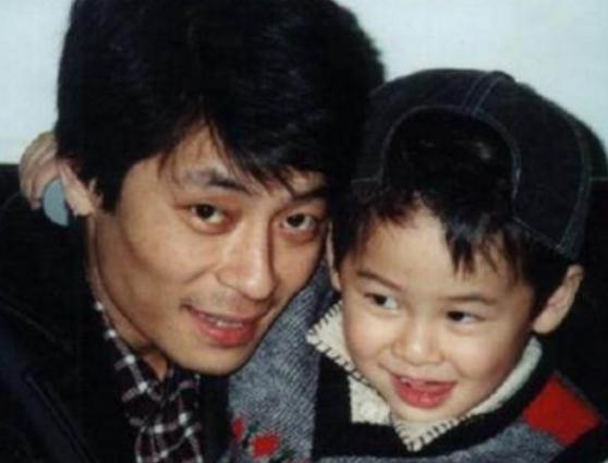 王杰23岁儿子帅气近照, 王杰感叹: 长的一点也不像我|王杰|儿子|近照|王城元|履历_新浪新闻