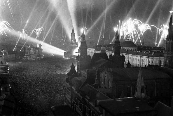 1945年苏联卫国战争胜利大阅兵旧照,朱可夫骑着白色战马检阅苏军|_新浪新闻