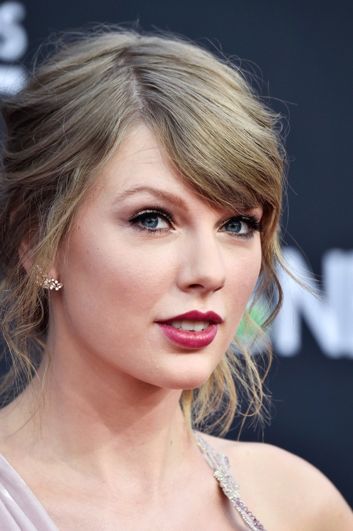 Taylor Swift惊喜亮相今年BBMA红毯！这一身造型也太好看了吧！