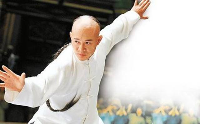 曾因伤退出了武术界后, 成了风光无限的功夫皇帝, 如今却过成这样