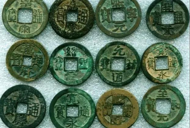 美国境内出土数件古印第安人盔甲,外层却挂满中国古钱币!