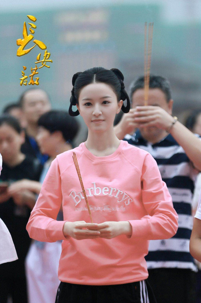 梁婧娴身穿粉嫩上衣搭配运动短裤清新亮相,秀出绝佳身材比例上演"长腿