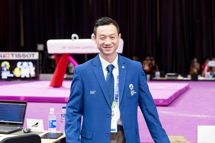 奥运冠军杨威现状!带儿子进娱乐圈,曾身居高位,如今成亚运裁判|杨威|奥运冠军|裁判_新浪新闻