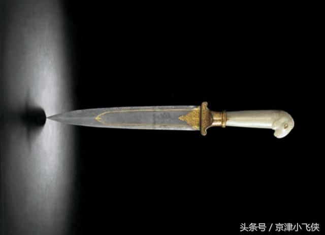 古兵器值钱匕首:第一把卖出天价,三百多万,能抵好几把乾隆匕首