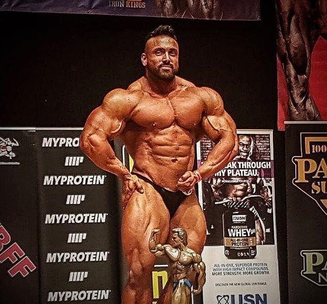 现在他是伊朗最出名的健身补剂供应商，每年靠着补剂收入接近100万美元。