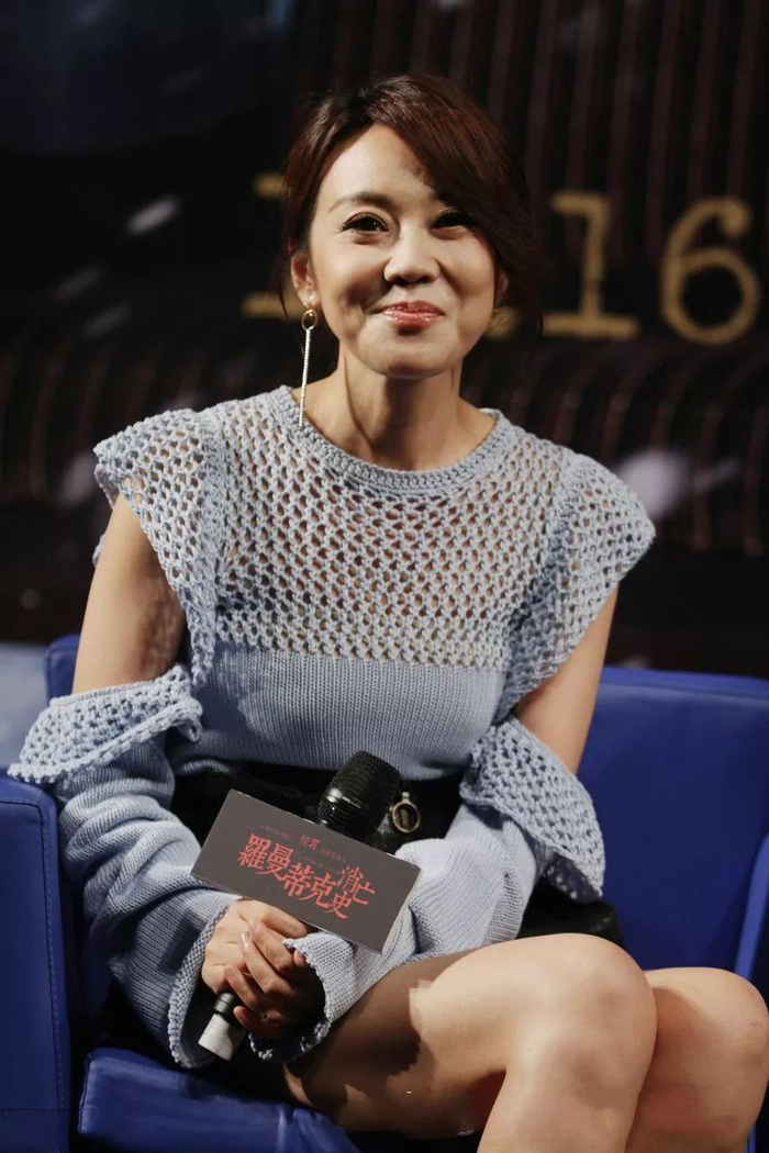 47岁出名不晚，闫妮近距离展现少女气质！
