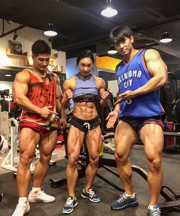 来感受下她的日常训练就知道她为什么这么强大了：