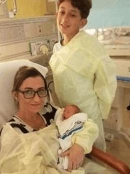 美国一母亲在浴室内意外产子，10岁儿子勇敢帮其接生！