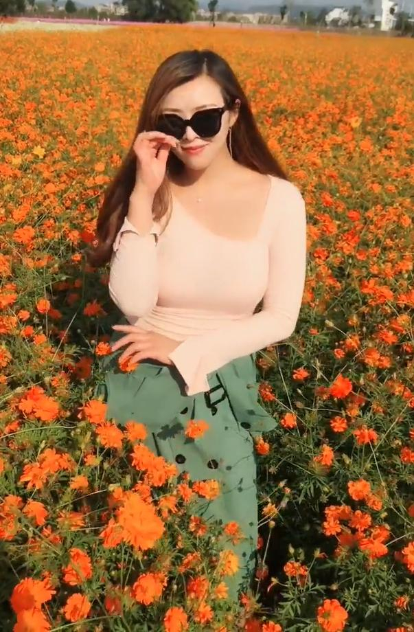 花海中的知性少妇骨子里散发出一种熟透了的女人味