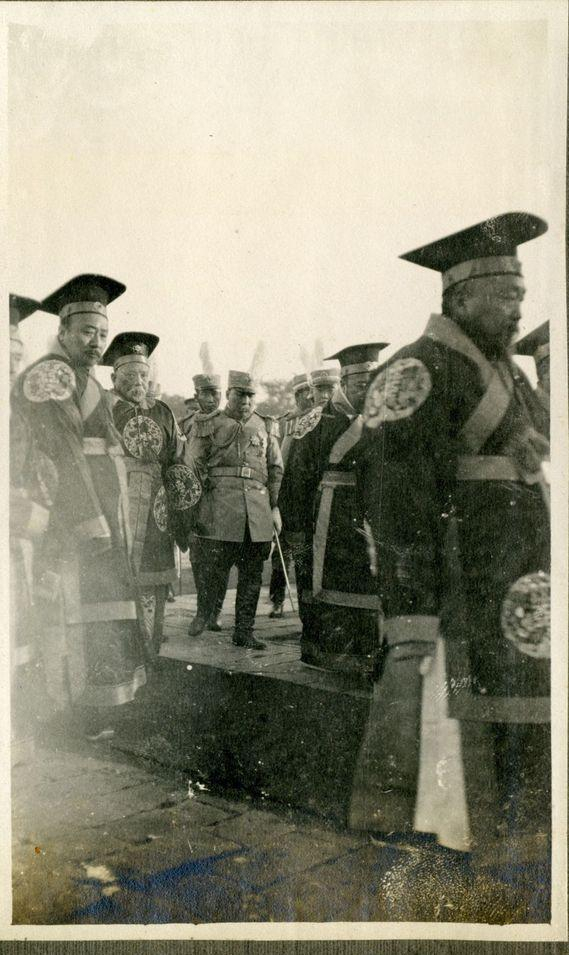 1914年袁世凯称帝前穿衮服祭天, 让官员身着汉服, 足见其野心!