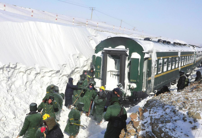 2008年春节大雪灾, 导致半个中国交通瘫痪, 还有多少人记得?_新浪新闻